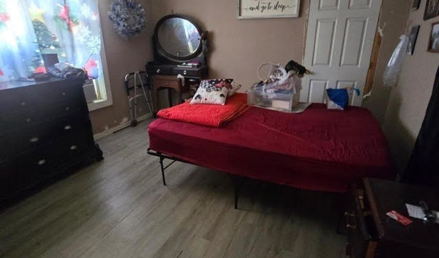 738 W 1ST St, Alice, TX 78332 - 6 Beds, 2 Bath