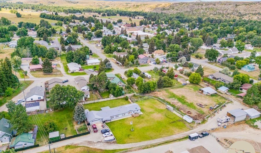 12 Avis St, Absarokee, MT 59001 - 5 Beds, 3 Bath