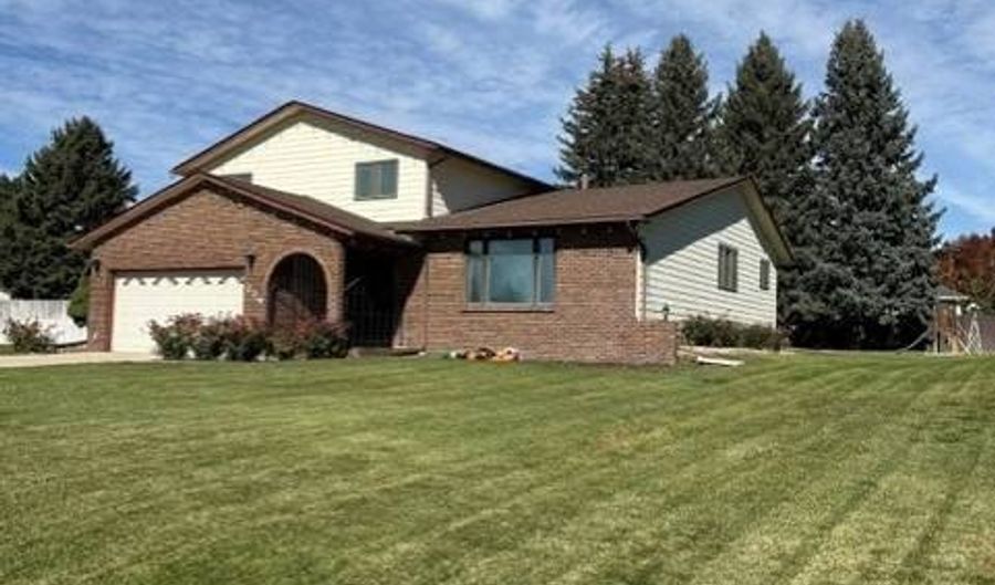 224 Burnham Dr, Alliance, NE 69301 - 3 Beds, 3 Bath