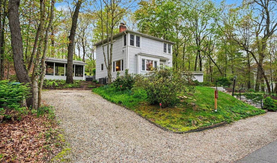 107 W Stillwater Ave, Beverly Shores, IN 46301 - 3 Beds, 2 Bath