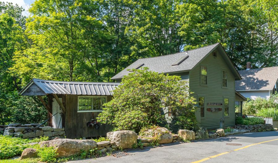 6 Spring St, Chester, CT 06412 - 2 Beds, 3 Bath