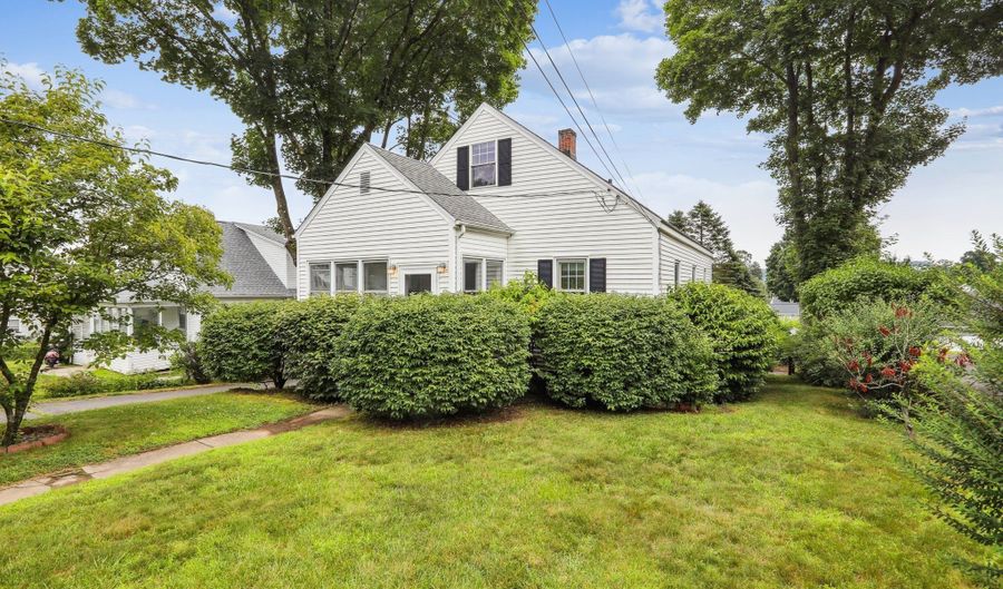 9 Fairfield Ave, Danbury, CT 06810 - 3 Beds, 1 Bath