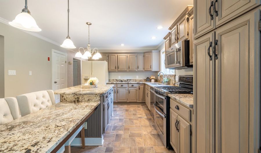 146 Old Sandown Rd, Chester, NH 03036 - 3 Beds, 3 Bath