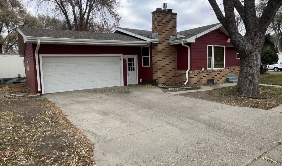 634 S Wells St, Aberdeen, SD 57401 - 4 Beds, 3 Bath