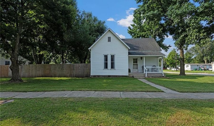111 E 2nd St, Adrian, MO 64720 - 2 Beds, 1 Bath