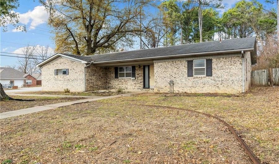 1101 NE 2nd St, Bentonville, AR 72712 - 3 Beds, 2 Bath