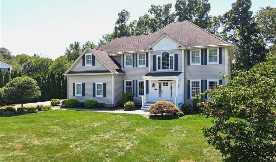 9 Elizabeth Dr, Lincoln, RI 02865 - 4 Beds, 4 Bath