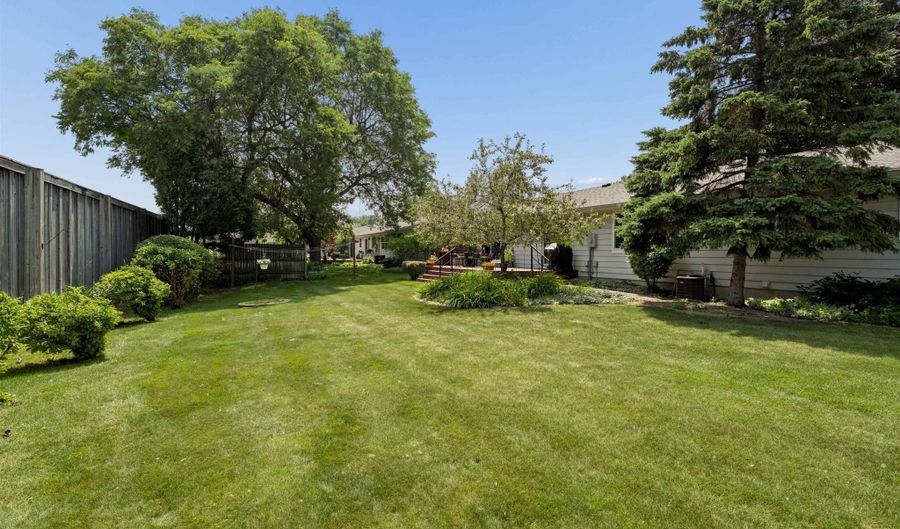 1300 N BAY RIDGE Rd, Appleton, WI 54915 - 3 Beds, 2 Bath