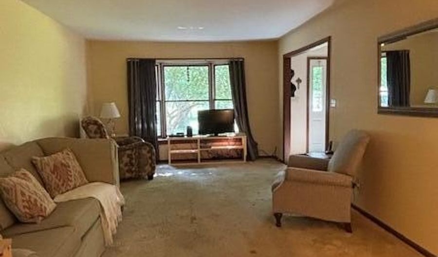 43618 Carla Dr, Paw Paw, MI 49079 - 4 Beds, 3 Bath
