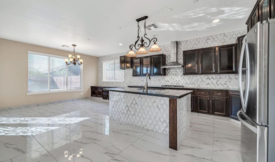 13611 W MERRELL St, Avondale, AZ 85392 - 5 Beds, 3 Bath