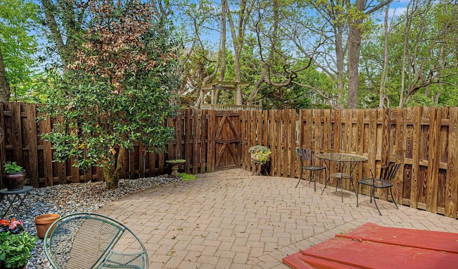 130 WOODEN CARRIAGE Dr, Hockessin, DE 19707 - 2 Beds, 3 Bath