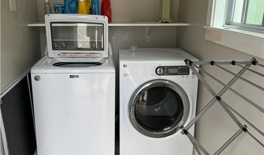53 Center Ave, Middletown, RI 02842 - 3 Beds, 1 Bath