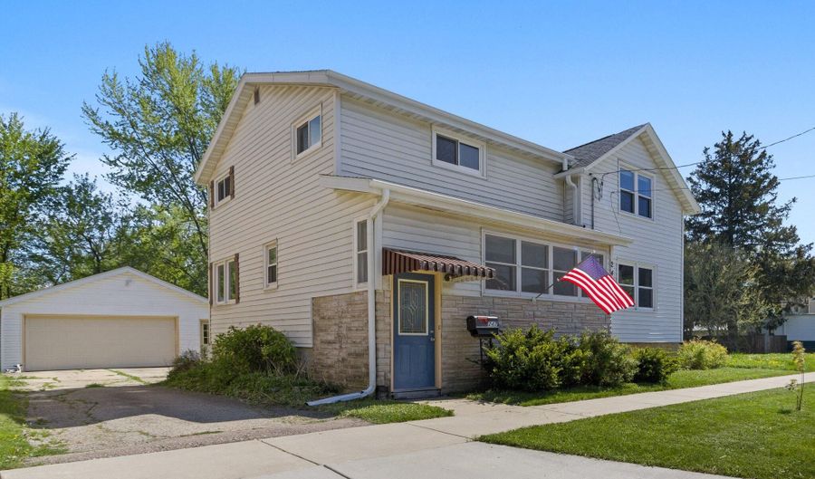 247 S Water St, Columbus, WI 53925 - 4 Beds, 2 Bath
