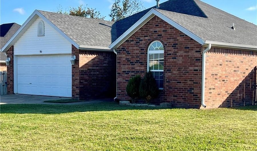 911 SW Cheyenne Dr, Bentonville, AR 72712 - 3 Beds, 2 Bath