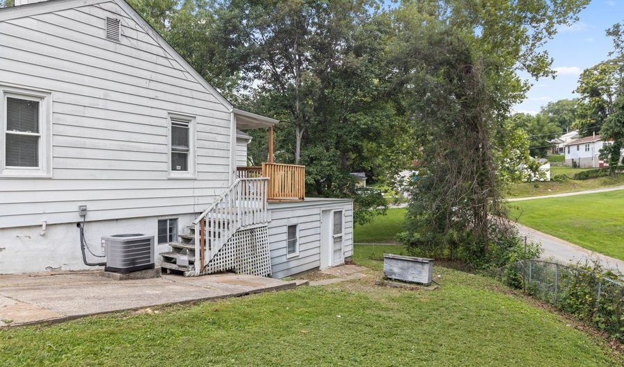 2416 Arthur St, Alton, IL 62002 - 3 Beds, 2 Bath