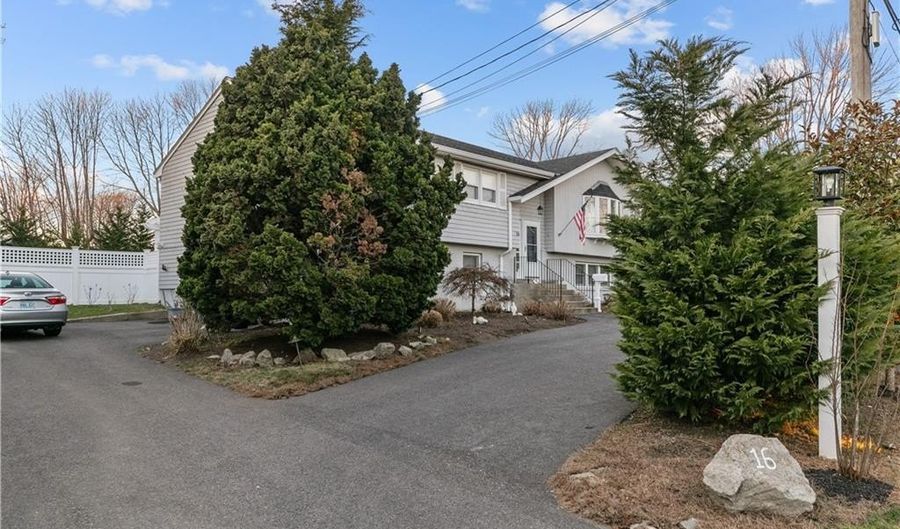 16 Shields St 2, Newport, RI 02840 - 1 Beds, 1 Bath