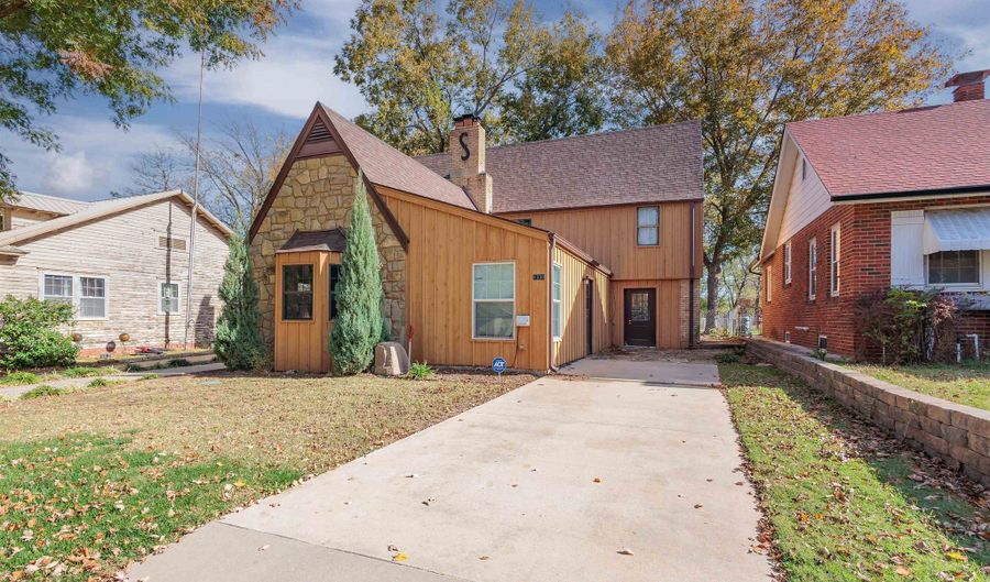 1330 N 2nd St, Arkansas City, KS 67005 - 4 Beds, 3 Bath