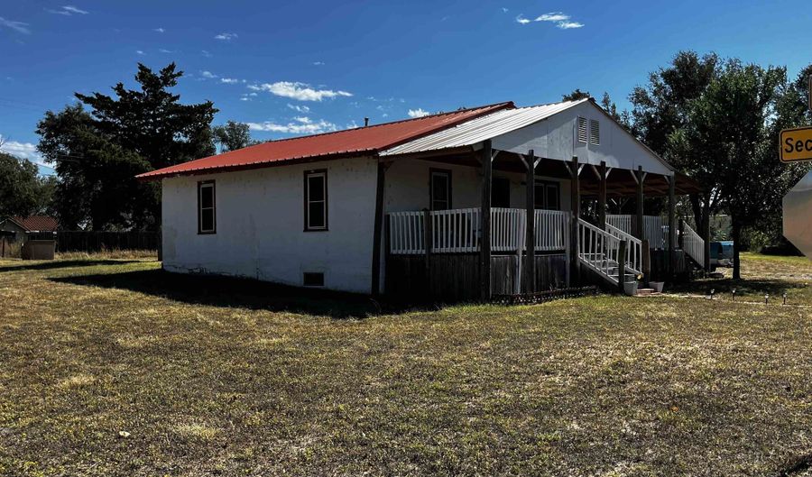 202 Avenue B, Beaver, OK 73932 - 2 Beds, 1 Bath