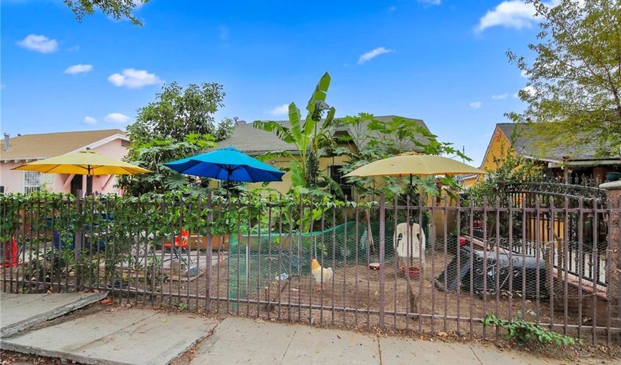 731 E 84th St, Los Angeles, CA 90001 - 4 Beds, 3 Bath