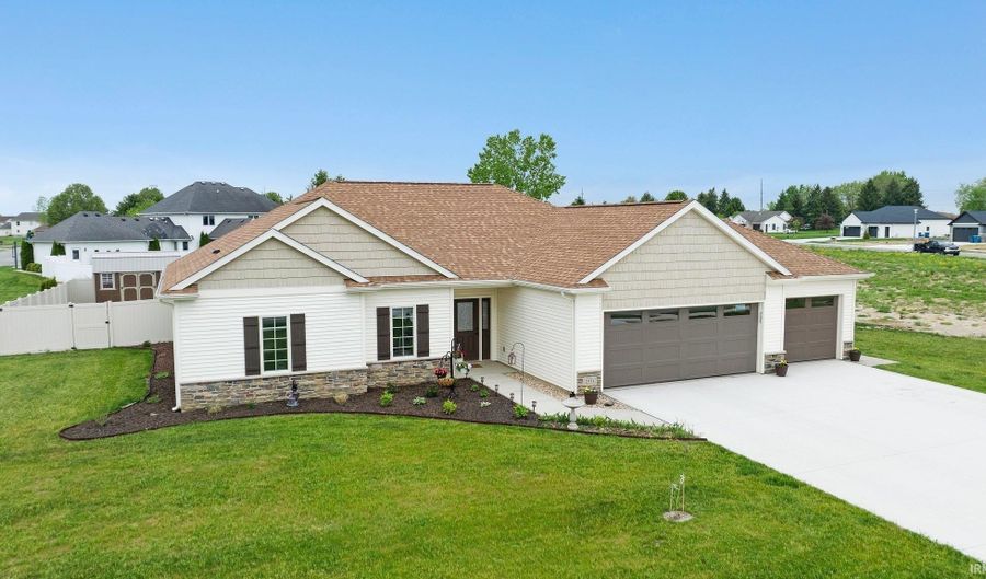 201 Thoroughbred Ln, Auburn, IN 46706 - 2 Beds, 3 Bath