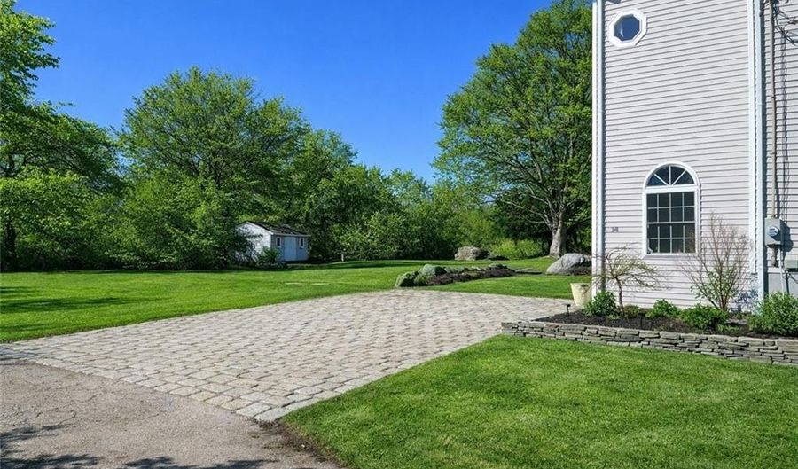 14 Hulls Ct, Jamestown, RI 02835 - 4 Beds, 3 Bath