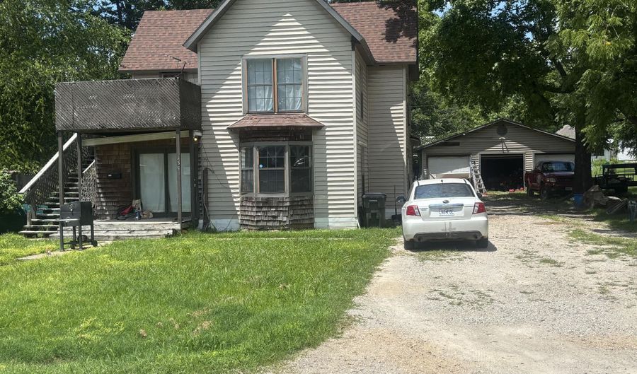 135 W Springfield St, Aurora, MO 65605 - 4 Beds, 2 Bath