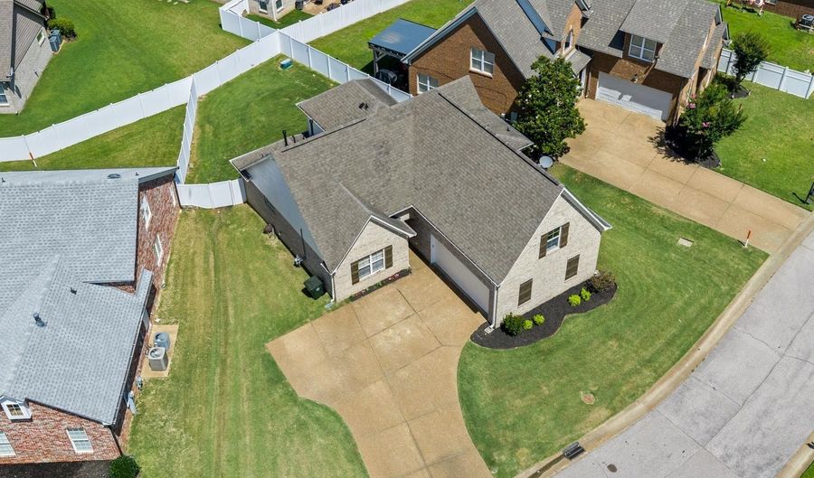 8924 VILLAGE LAKE Ln, Bartlett, TN 38002 - 3 Beds, 3 Bath