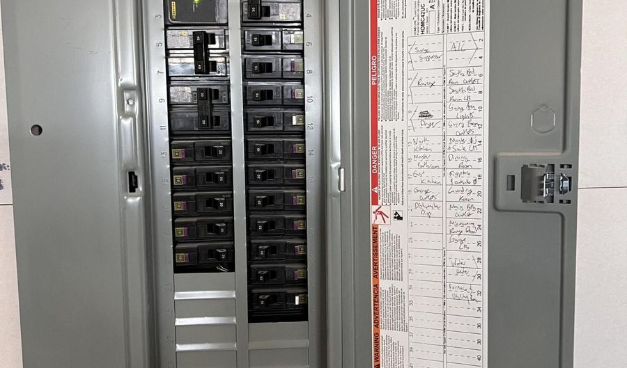 921 Willet St, Aberdeen, SD 57401 - 3 Beds, 2 Bath