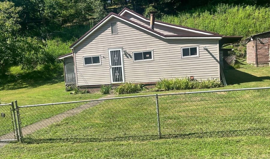 2680 Toms Creek Rd, Barboursville, WV 25504 - 2 Beds, 1 Bath