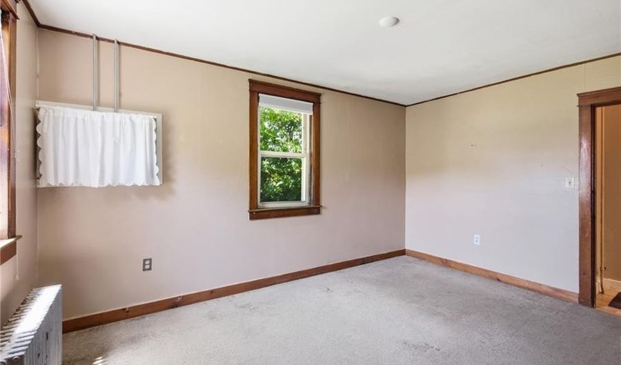 247 W Main Rd, Middletown, RI 02842 - 5 Beds, 4 Bath
