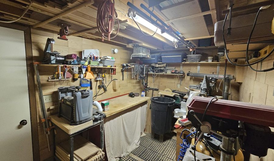 204 NE 21st Ave, Aberdeen, SD 57401 - 3 Beds, 2 Bath