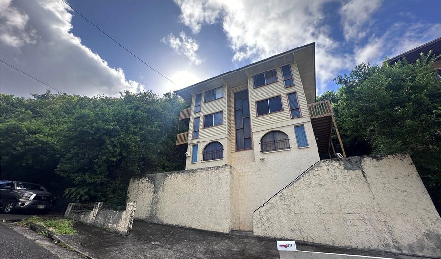 2374 Gardenia St, Honolulu, HI 96816 - 3 Beds, 3 Bath