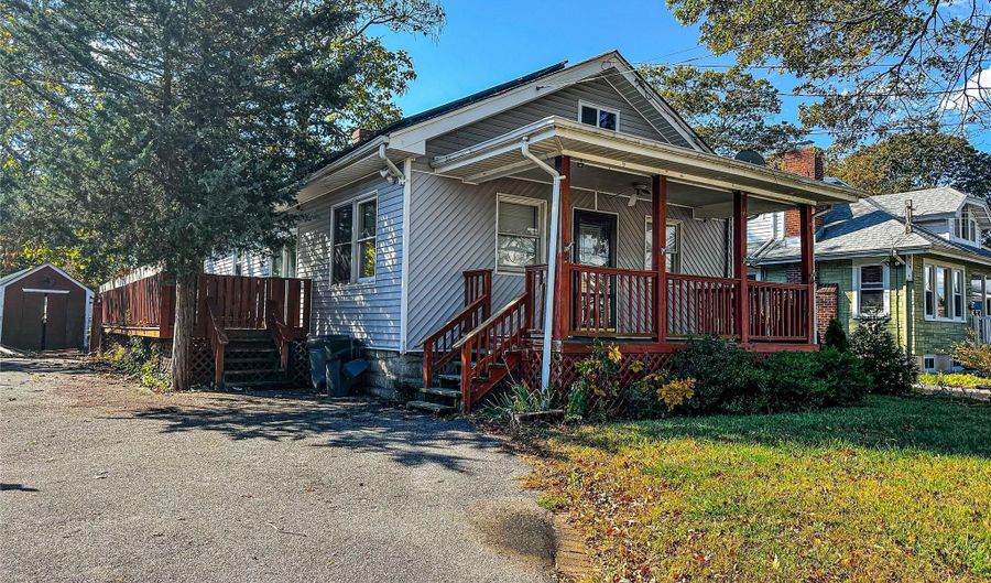 38 W Smith St, Amityville, NY 11701 - 2 Beds, 1 Bath