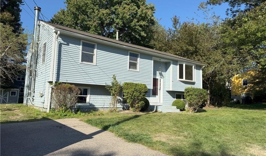 7 Leatherleaf Rd, Narragansett, RI 02882 - 3 Beds, 2 Bath