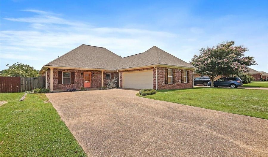 328 Red Cedar Dr, Brandon, MS 39047 - 3 Beds, 2 Bath