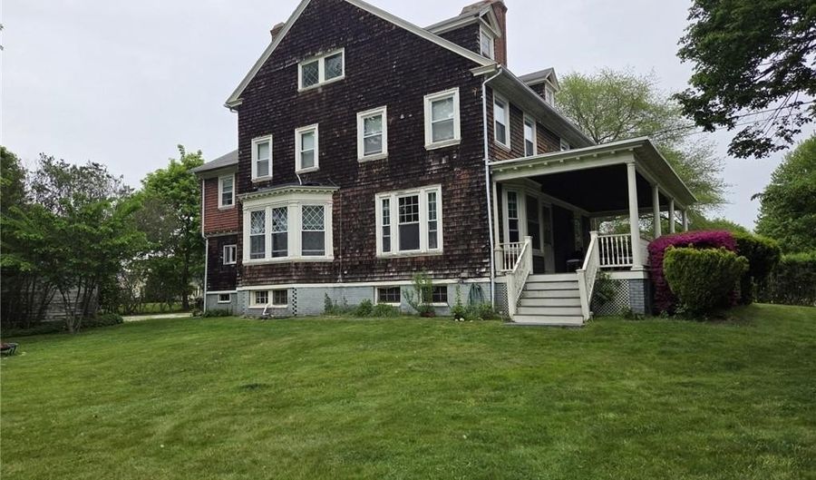 45 Woodlawn Ave 1, Bristol, RI 02809 - 3 Beds, 2 Bath