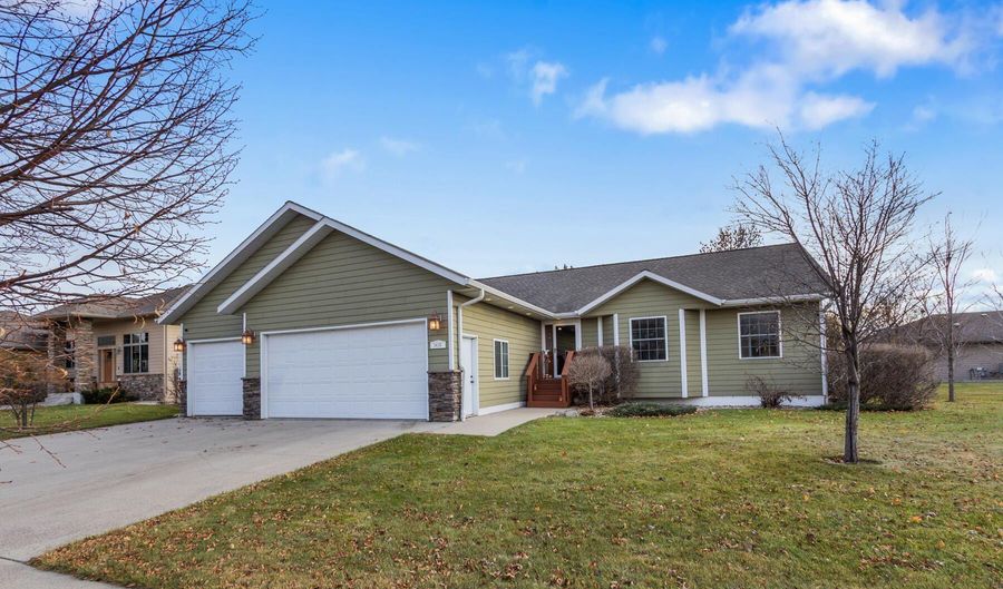 1415 Nicklaus Dr, Aberdeen, SD 57401 - 5 Beds, 3 Bath