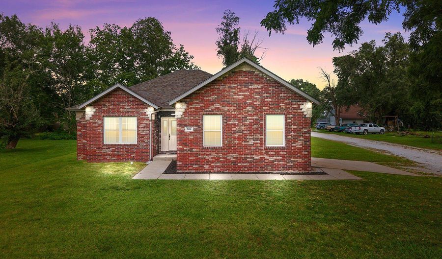 806 E Grant St, Ash Grove, MO 65604 - 3 Beds, 2 Bath