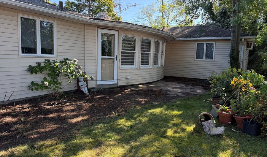 7 Swartout Pl, Amityville, NY 11701 - 4 Beds, 2 Bath