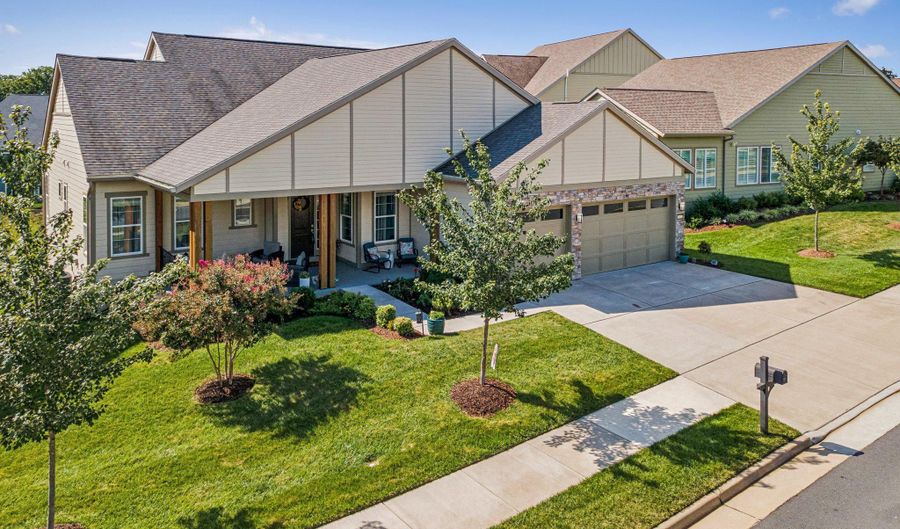 102 PHOEBE Ct, Lake Frederick, VA 22630 - 5 Beds, 4 Bath