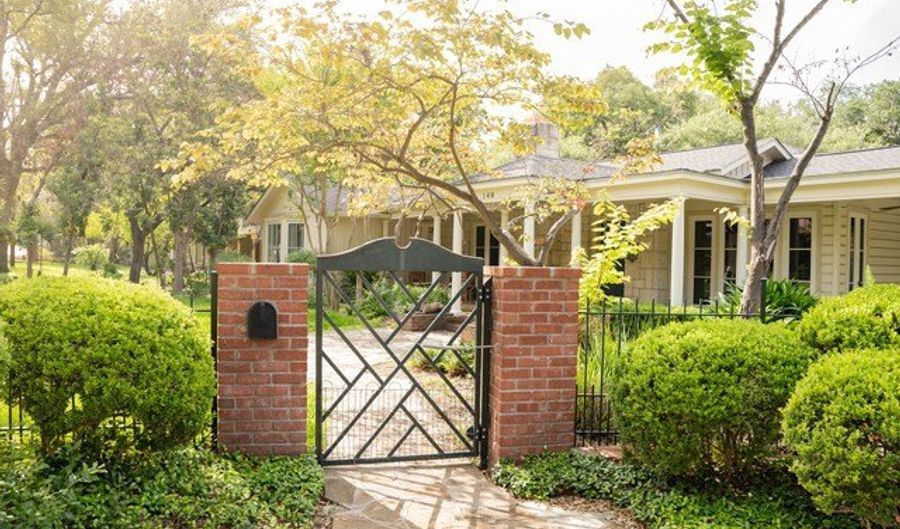140 Fair Oaks, Alamo Heights, TX 78209 - 3 Beds, 3 Bath