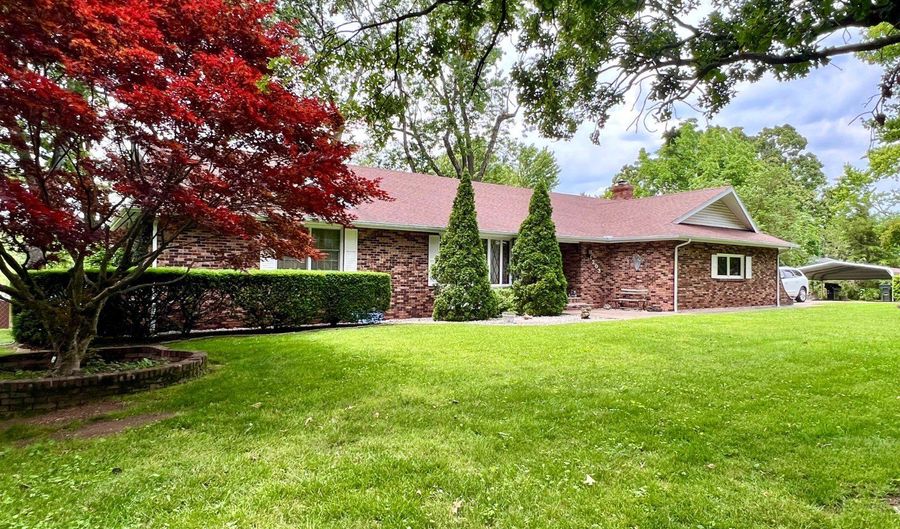 1203 Oak Ave, Aurora, MO 65605 - 4 Beds, 4 Bath