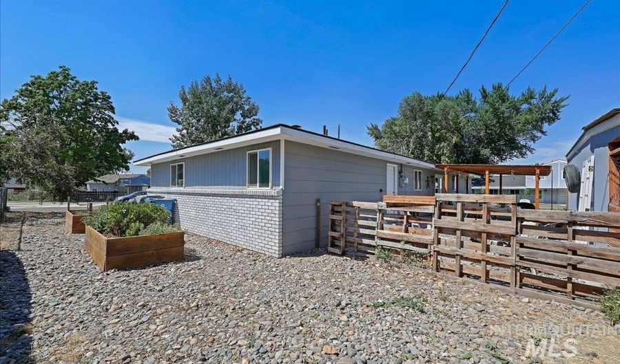 1220 Ohio Ave, Caldwell, ID 83605 - 3 Beds, 2 Bath