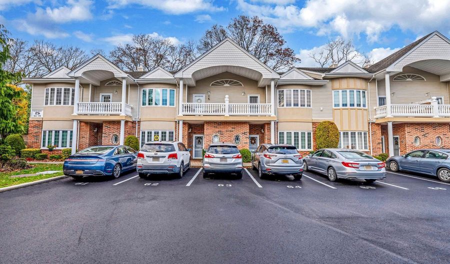 66 Sarah Ct, Amityville, NY 11701 - 2 Beds, 2 Bath