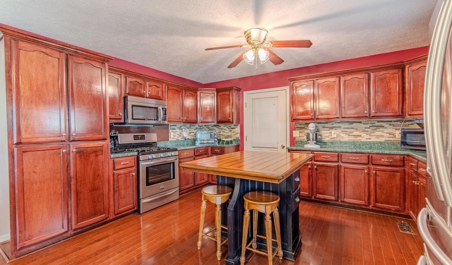 971 TWELVE OAKS, Adamsville, TN 38310 - 3 Beds, 3 Bath