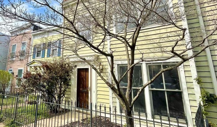 220 N PAYNE St, Alexandria, VA 22314 - 3 Beds, 3 Bath