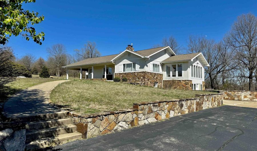 127 OAK SUMMIT Dr, Mountain Home, AR 72653 - 4 Beds, 3 Bath