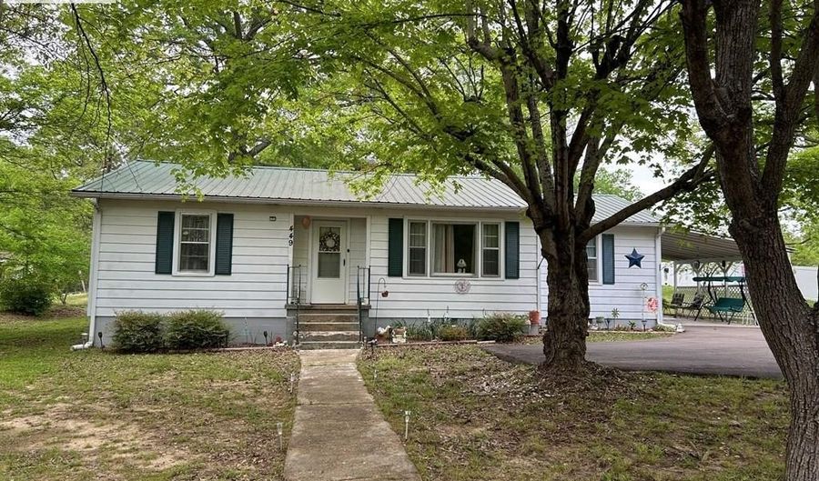 449 OAK St, Big Sandy, TN 38221 - 3 Beds, 1 Bath