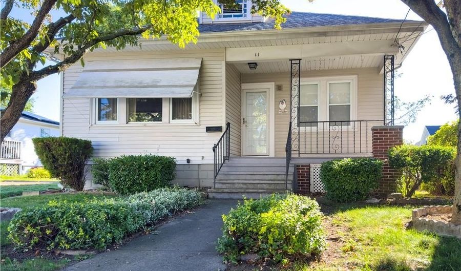 11 Queen St, Cranston, RI 02920 - 2 Beds, 2 Bath