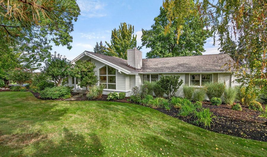 855 Reiten Dr, Ashland, OR 97520 - 4 Beds, 3 Bath